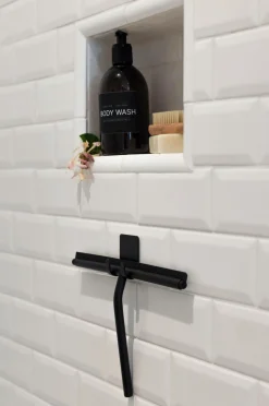 Beslag Design Badeværelsestilbehør-Base - Bruseaftrækker med holder