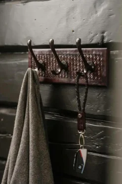 Halvor Bakke Entrémøbler-Knagerække i vævet læder