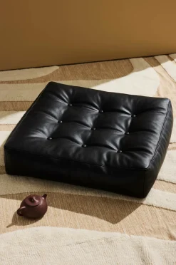 Pastill Puffer & Fodskamler-Luca gulvpude i vegansk læder 64x64x15 cm