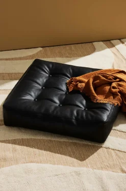 Pastill Puffer & Fodskamler-Luca gulvpude i vegansk læder 64x64x15 cm