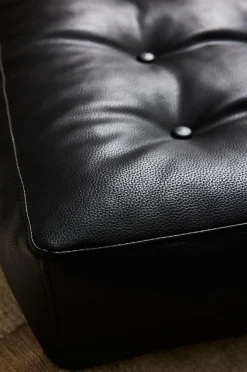 Pastill Puffer & Fodskamler-Luca gulvpude i vegansk læder 64x64x15 cm