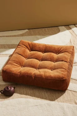 Pastill Puffer & Fodskamler-Luca gulvpude manchester 64x64x15 cm