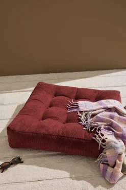 Pastill Puffer & Fodskamler-Luca gulvpude manchester 64x64x15 cm