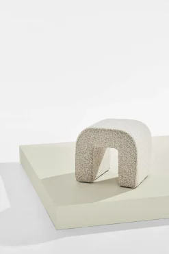 Pastill Puffer & Fodskamler-Odette puf i bouclé 45x41 cm