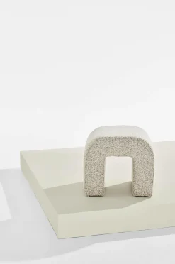 Pastill Puffer & Fodskamler-Odette puf i bouclé 45x41 cm