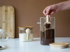 Pebbly Køkkenopbevaring-Høj glasdåse med bambuslåg og måleske - 800 ml