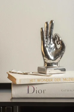 Present Time Pynteting-Statue Perfecto